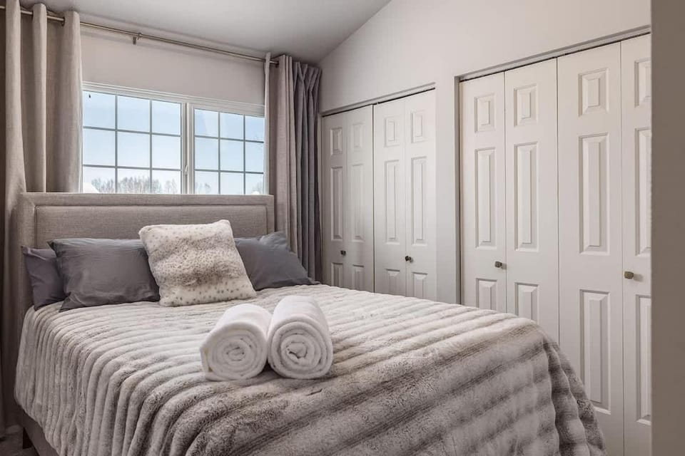 Charming Luxe Home Sleeps 4 House in Anchorage