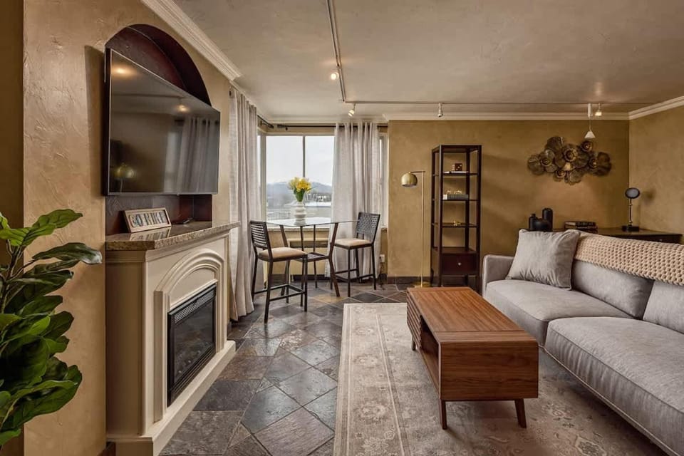 Downtown Condo Epic Views Apartment in Anchorage