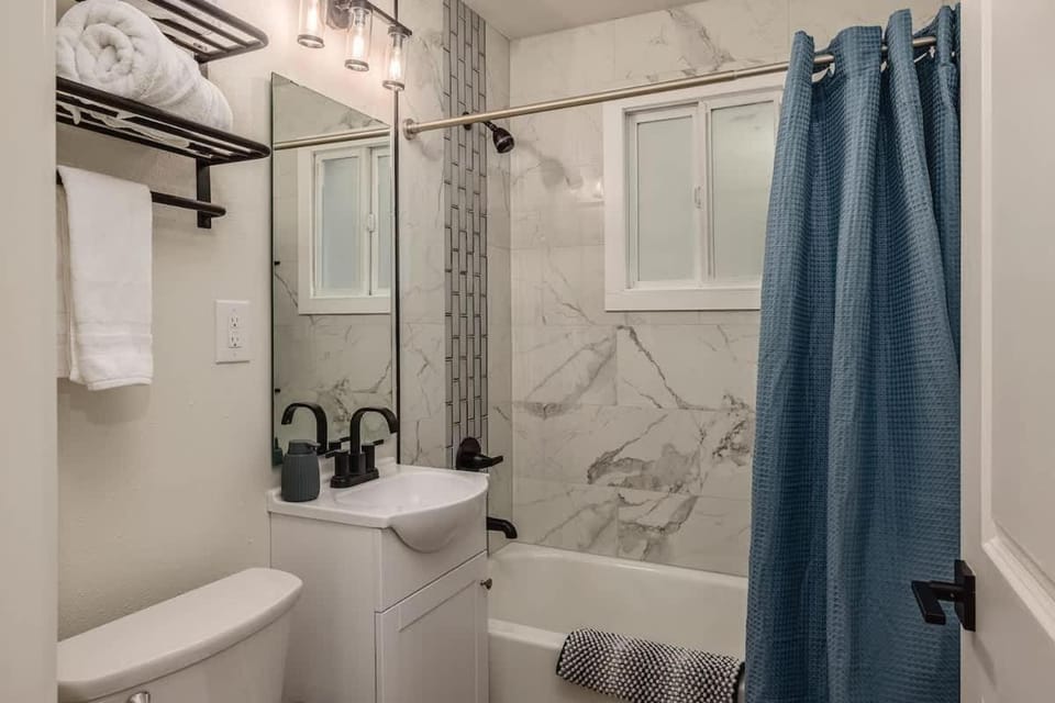 Downtown city studio - King bed Apartment in Anchorage