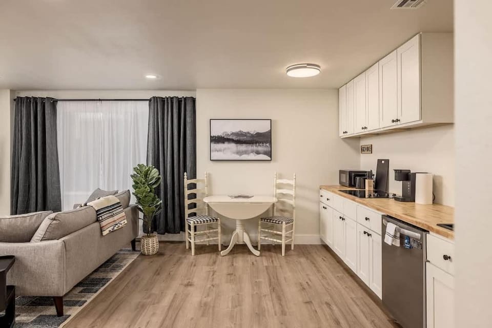 Downtown city studio - King bed Apartment in Anchorage