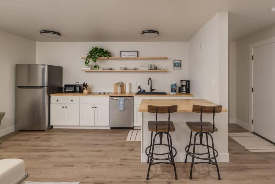 Modern Studio Conveniently Located in the Center of Downtown Apartment in Anchorage