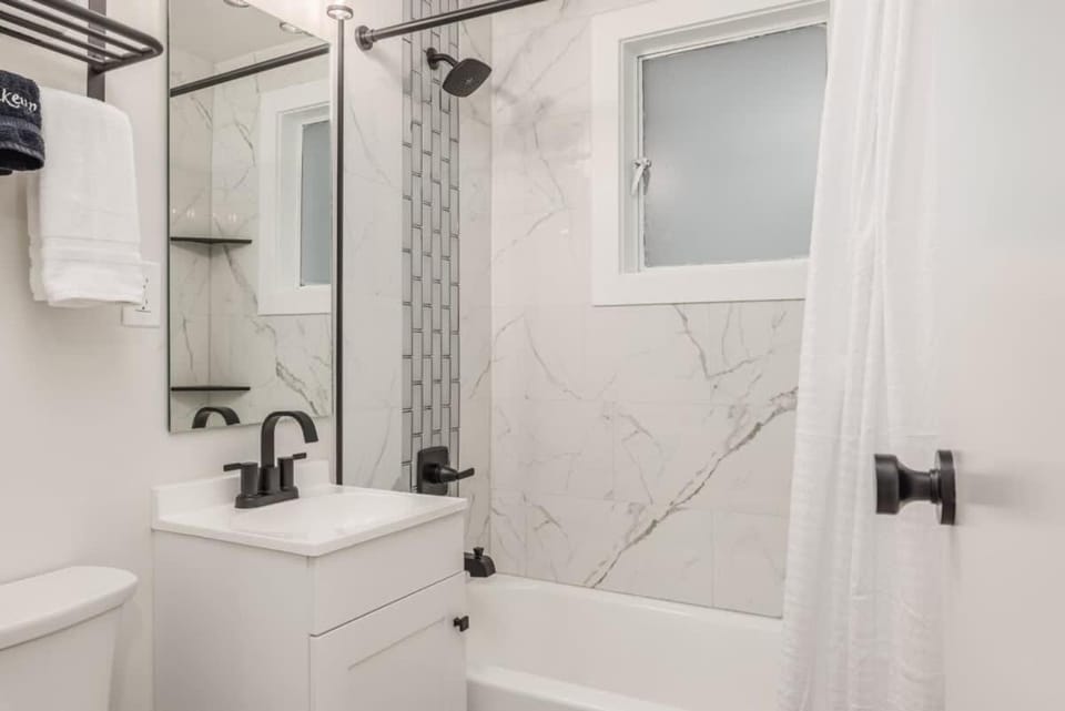 Modern Studio Conveniently Located in the Center of Downtown Apartment in Anchorage