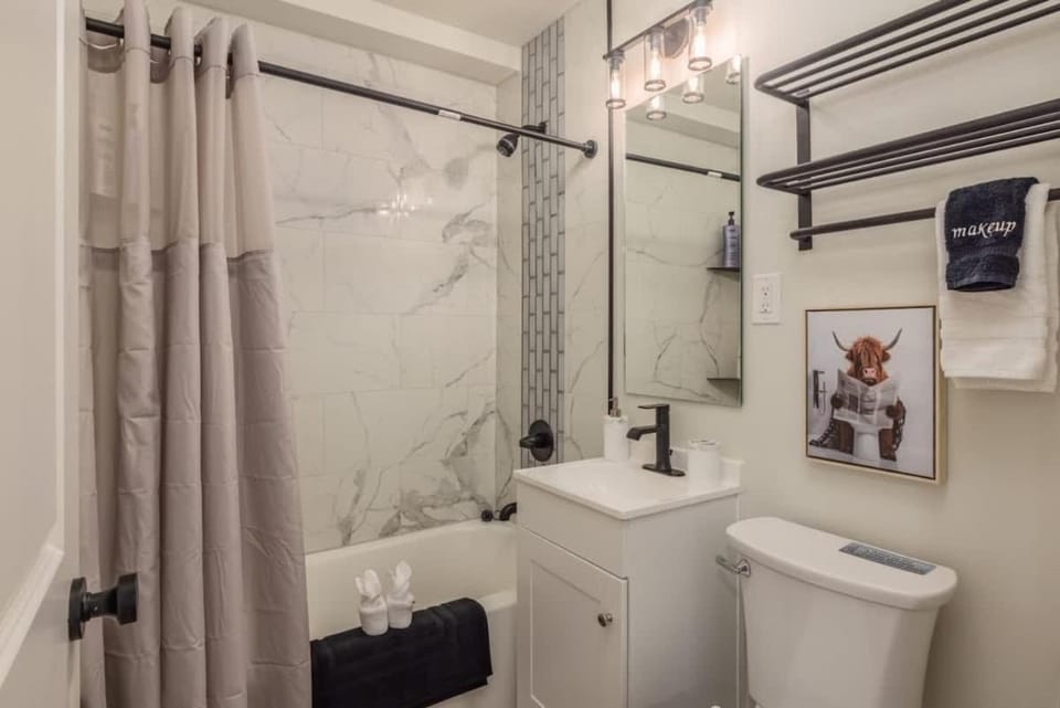 Modern downtown suite king bed Apartment in Anchorage