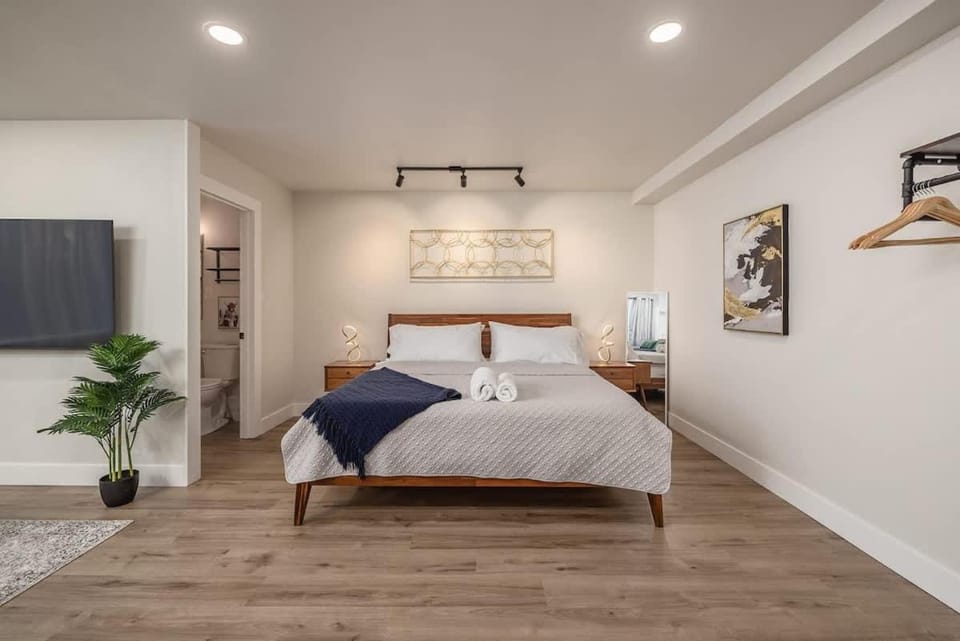 Modern downtown suite king bed Apartment in Anchorage