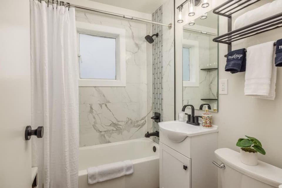 Modern Studio Downtown Anchorage Apartment in Anchorage