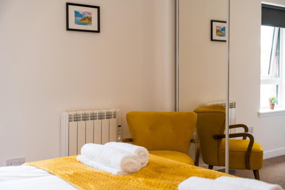 Bed, Bedroom, towels
