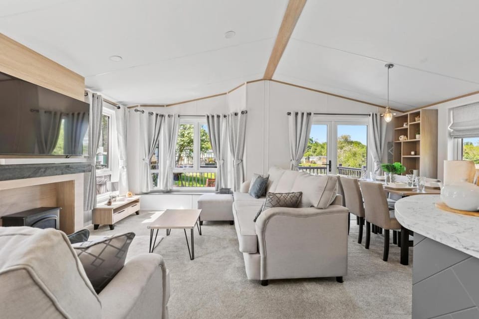 TV and multimedia, Living room, Seating area, Dining area