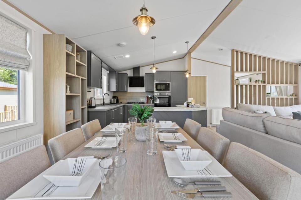 Kitchen or kitchenette, Seating area, Dining area, stove