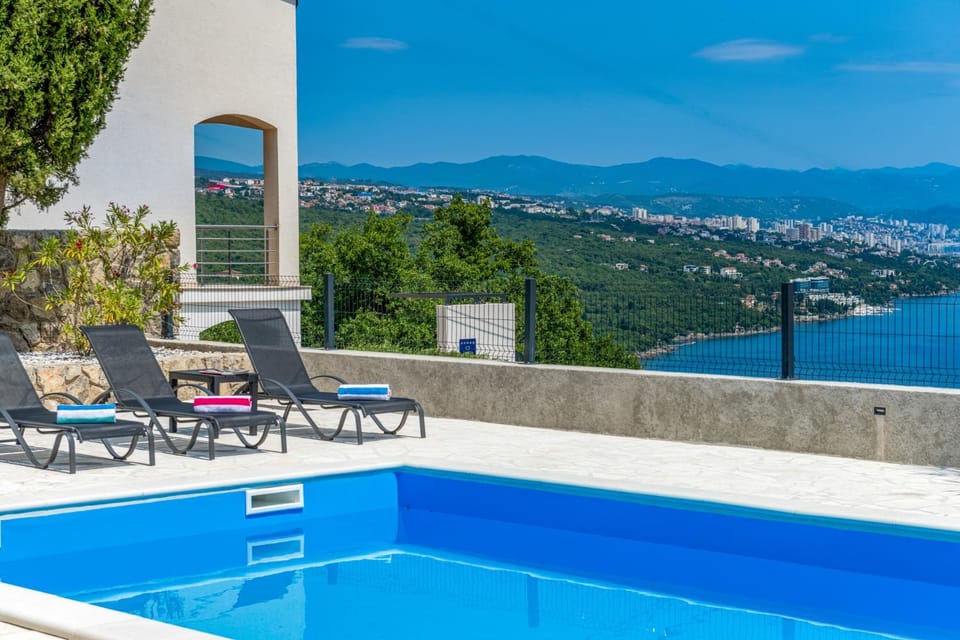 Patio, Nearby landmark, Day, Natural landscape, View (from property/room), Balcony/Terrace, City view, Pool view, Swimming pool, Swimming pool, sunbed