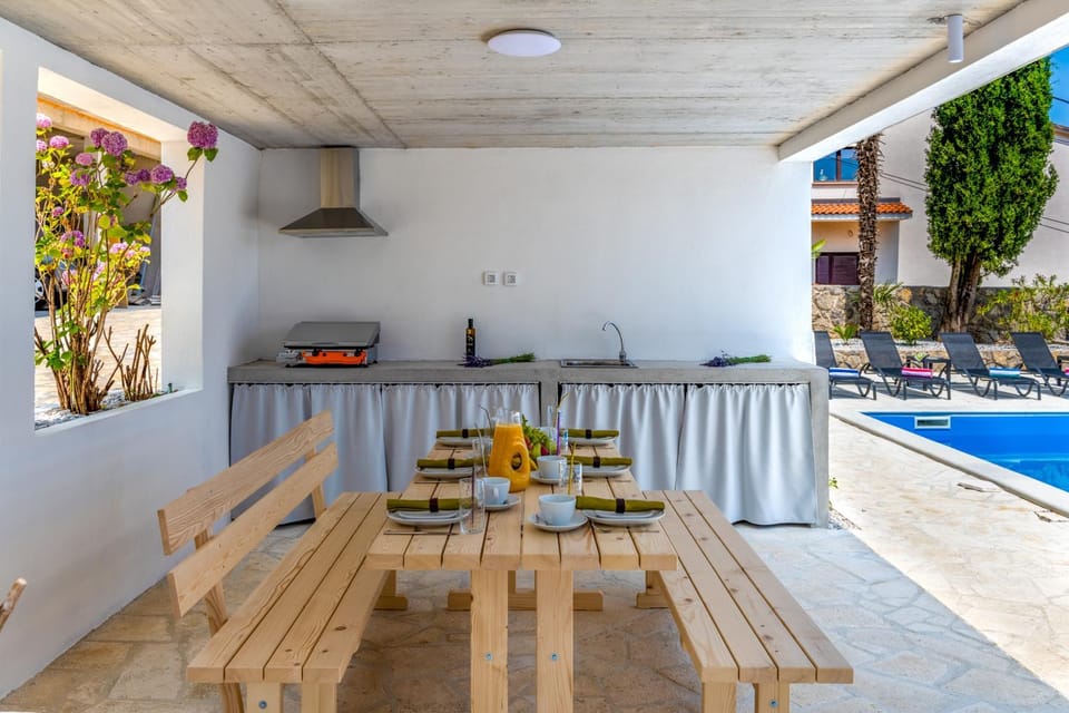 Patio, Day, BBQ facilities, BBQ facilities, Pool view, Swimming pool, sunbed