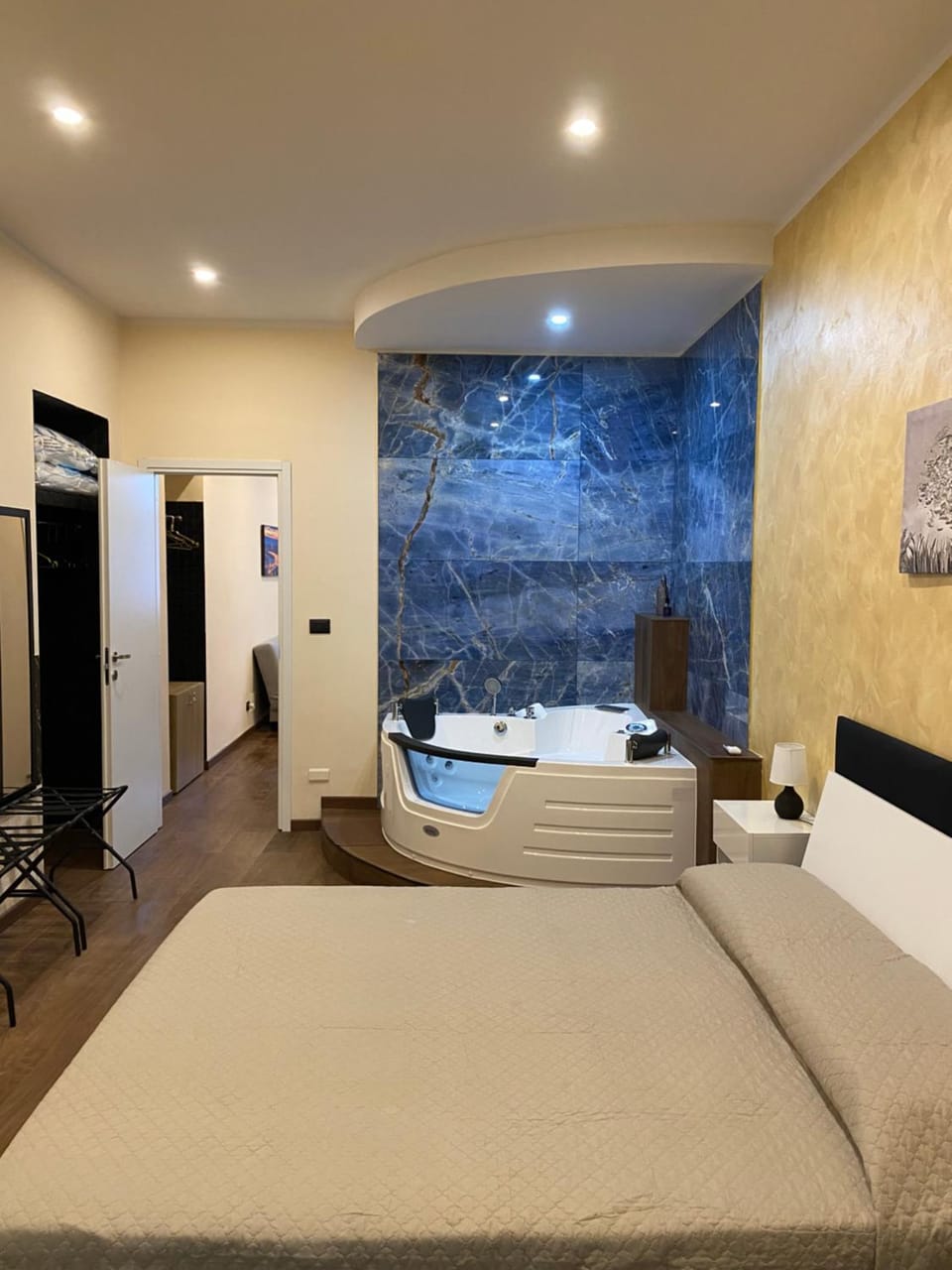 Bed, Hot Tub, Bedroom