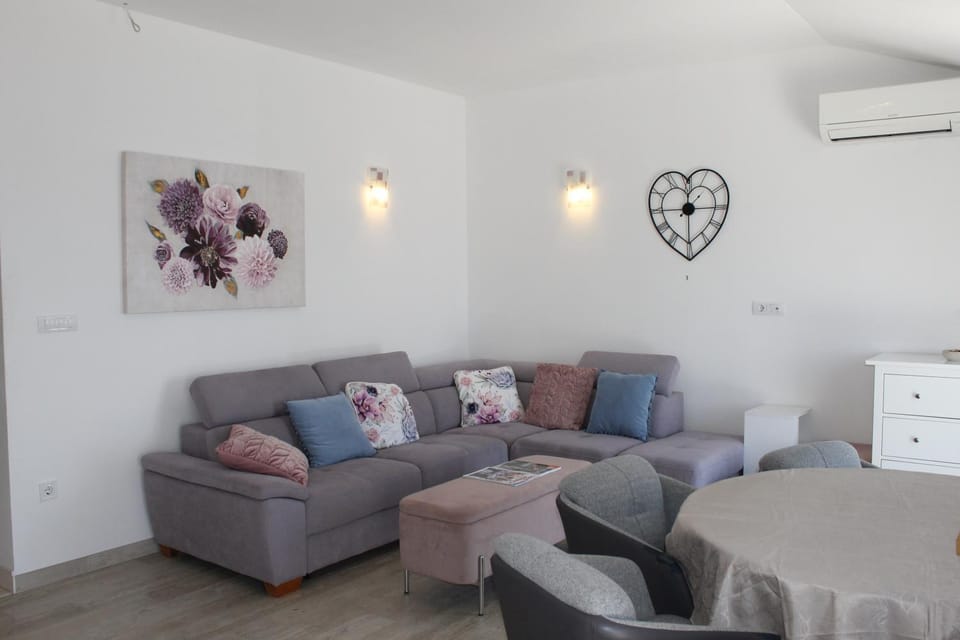 Living room, Seating area, air conditioner