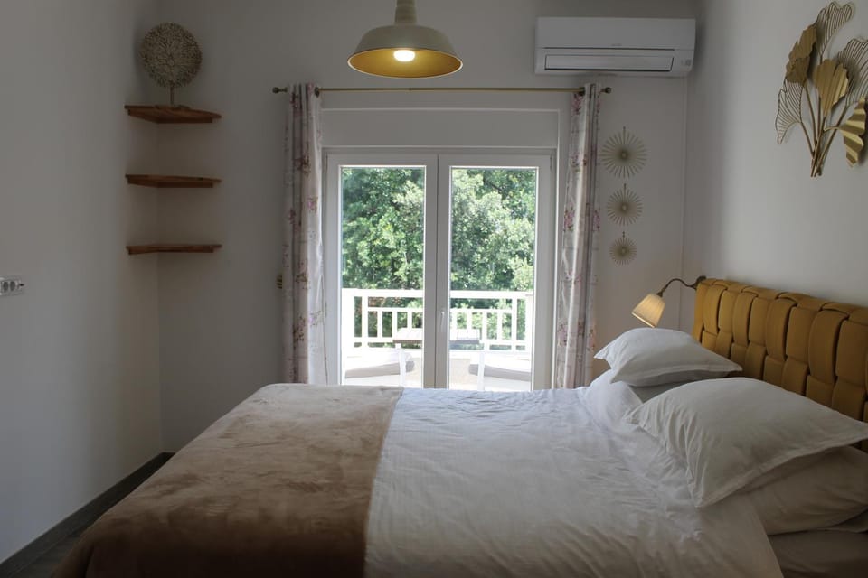 Bed, Photo of the whole room, Bedroom, air conditioner