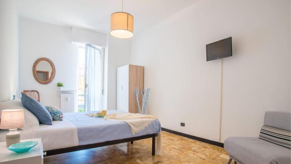 Bed, TV and multimedia, Bedroom