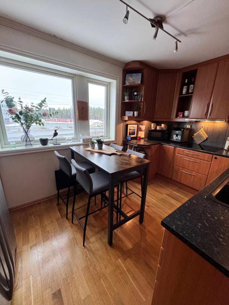 Kitchen or kitchenette, Seating area, Dining area