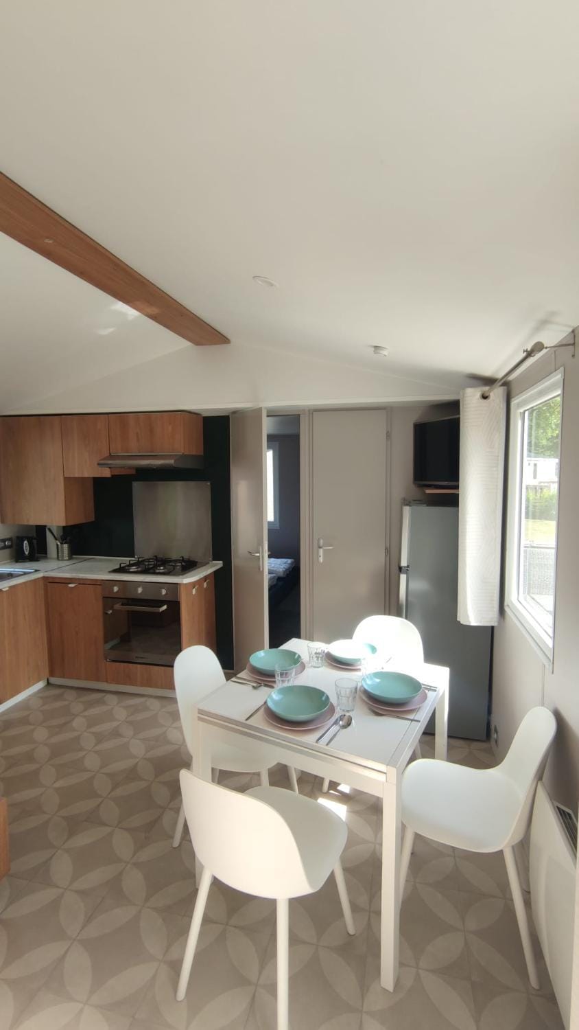 TV and multimedia, Kitchen or kitchenette, Living room, Seating area, Dining area, oven, stove