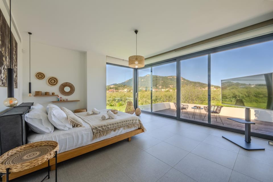 Bed, View (from property/room), Balcony/Terrace, Photo of the whole room, Bedroom, Mountain view, towels