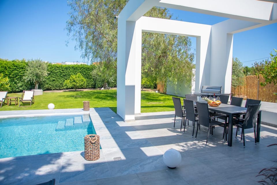 Property building, Patio, Garden, Dining area, Garden view, Pool view, Swimming pool, sunbed