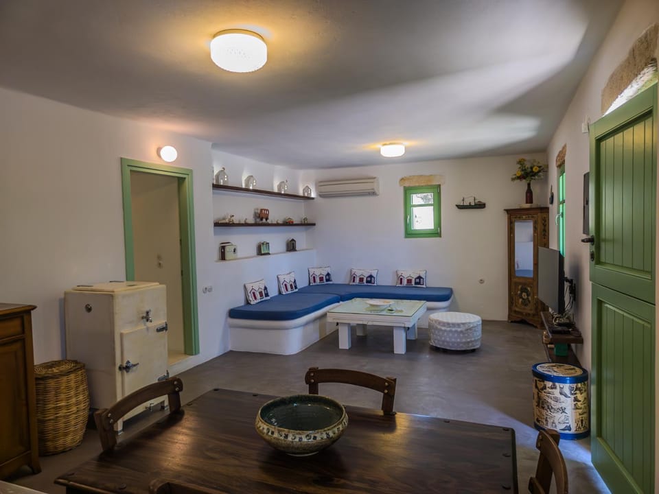 Maravites Cottage House in Milos