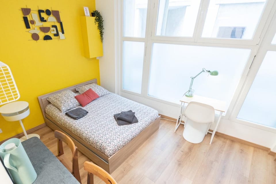 Bed, Bedroom, towels