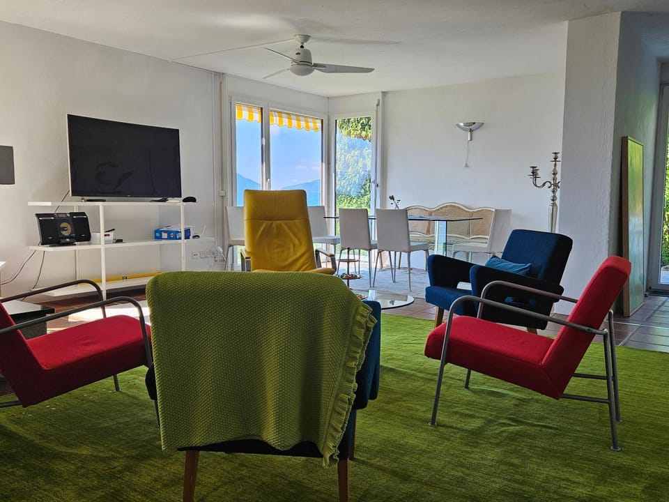 TV and multimedia, Living room, Seating area, Dining area