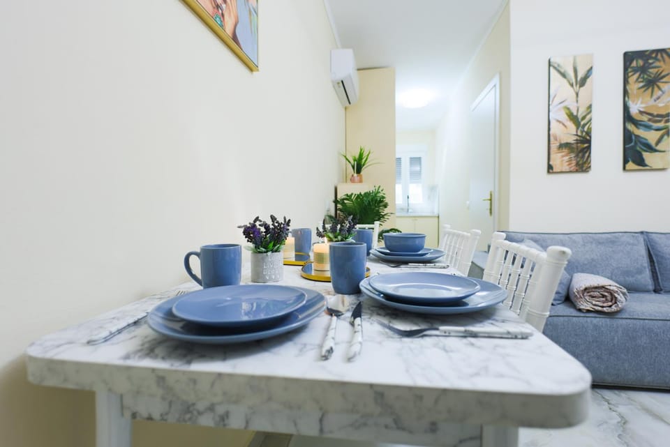 Living room, Decorative detail, Seating area, Dining area