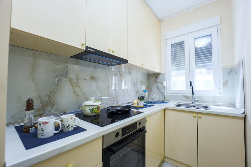 Coffee/tea facilities, Kitchen or kitchenette, Kitchen or kitchenette, dishwasher, stove, kitchen