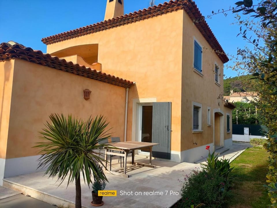 Villa au pied d'une colline Villa in French Riviera