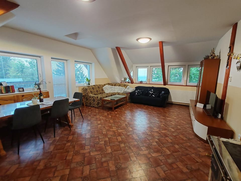 TV and multimedia, Living room, Seating area, Dining area