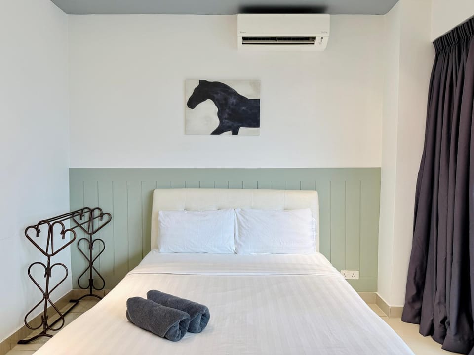 Bed, towels
