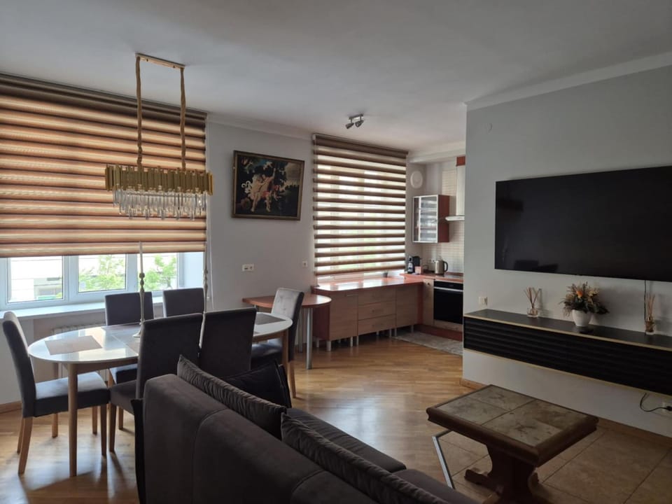 Communal lounge/ TV room, TV and multimedia, Living room, Seating area, Dining area, Evening entertainment