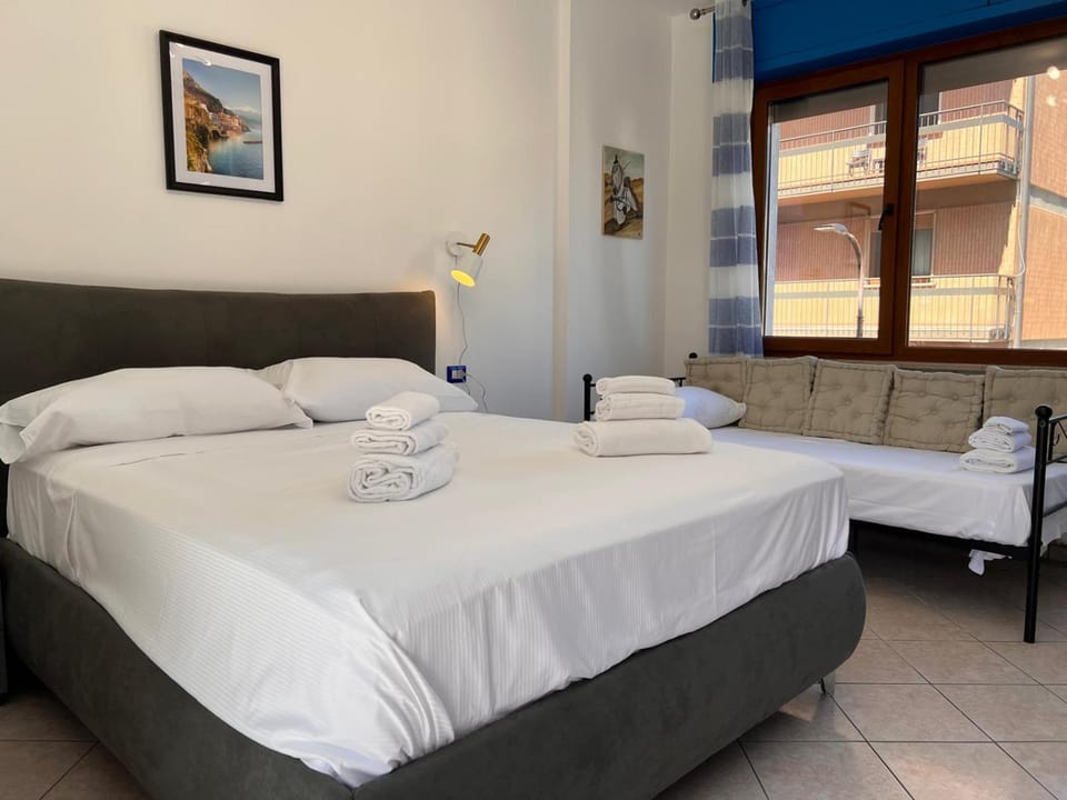 Bed, Photo of the whole room, Bedroom, towels