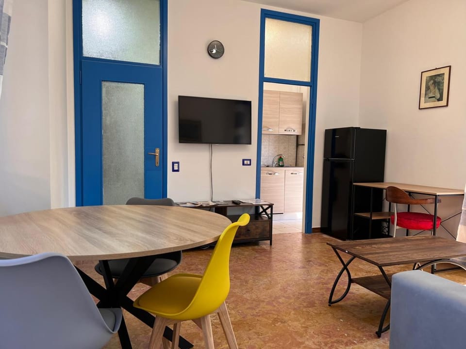 Communal lounge/ TV room, Kitchen or kitchenette, Living room, Seating area, hair dresser