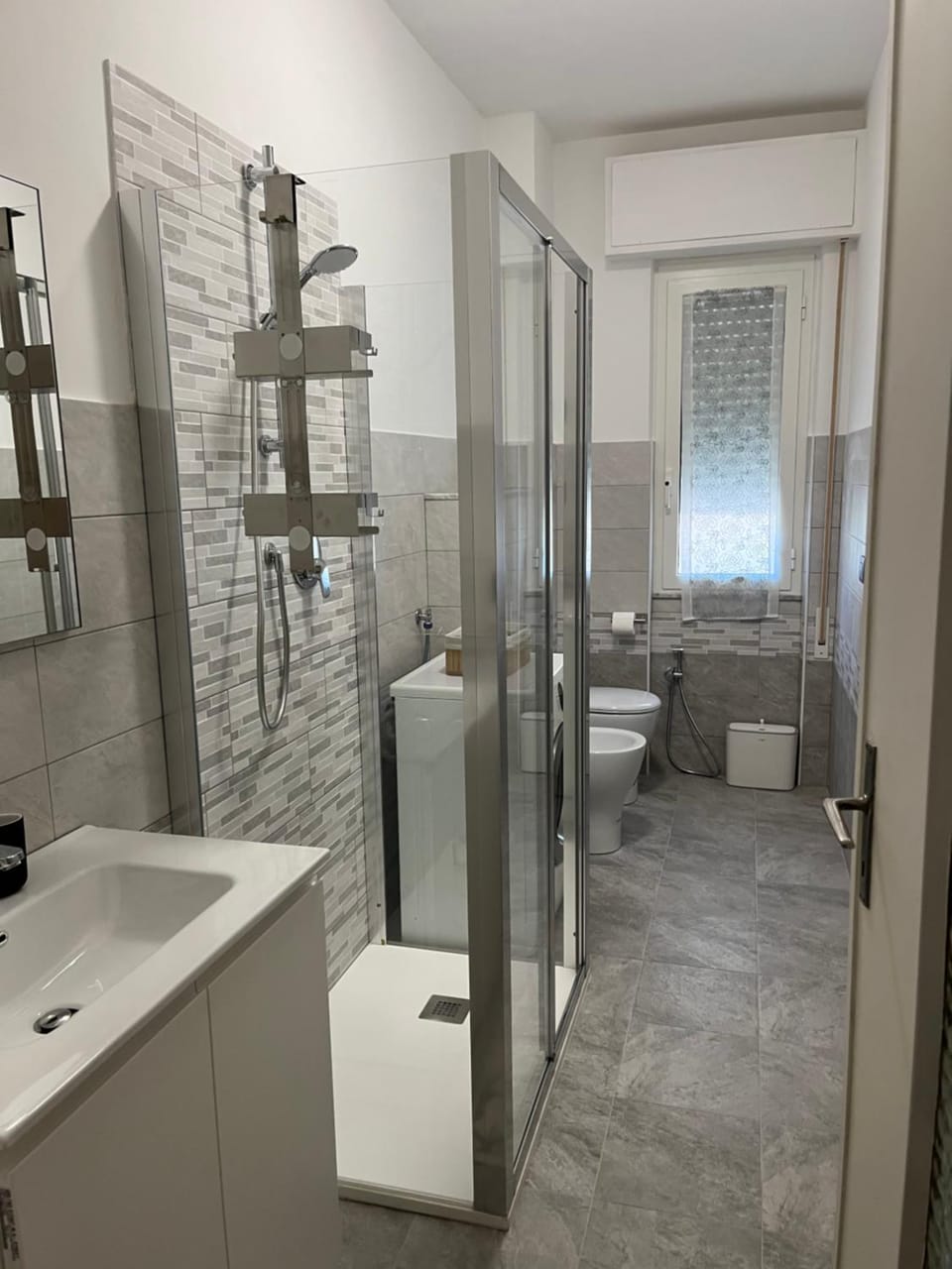 Shower, Toilet, Bathroom, towels