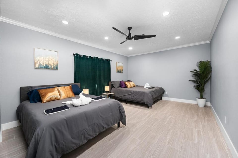 Galleria Saltwater POOL -Sleeps 20 House in Houston