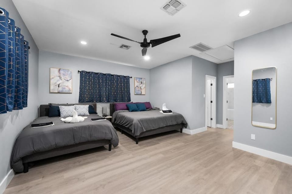 Galleria Saltwater POOL -Sleeps 20 House in Harris County