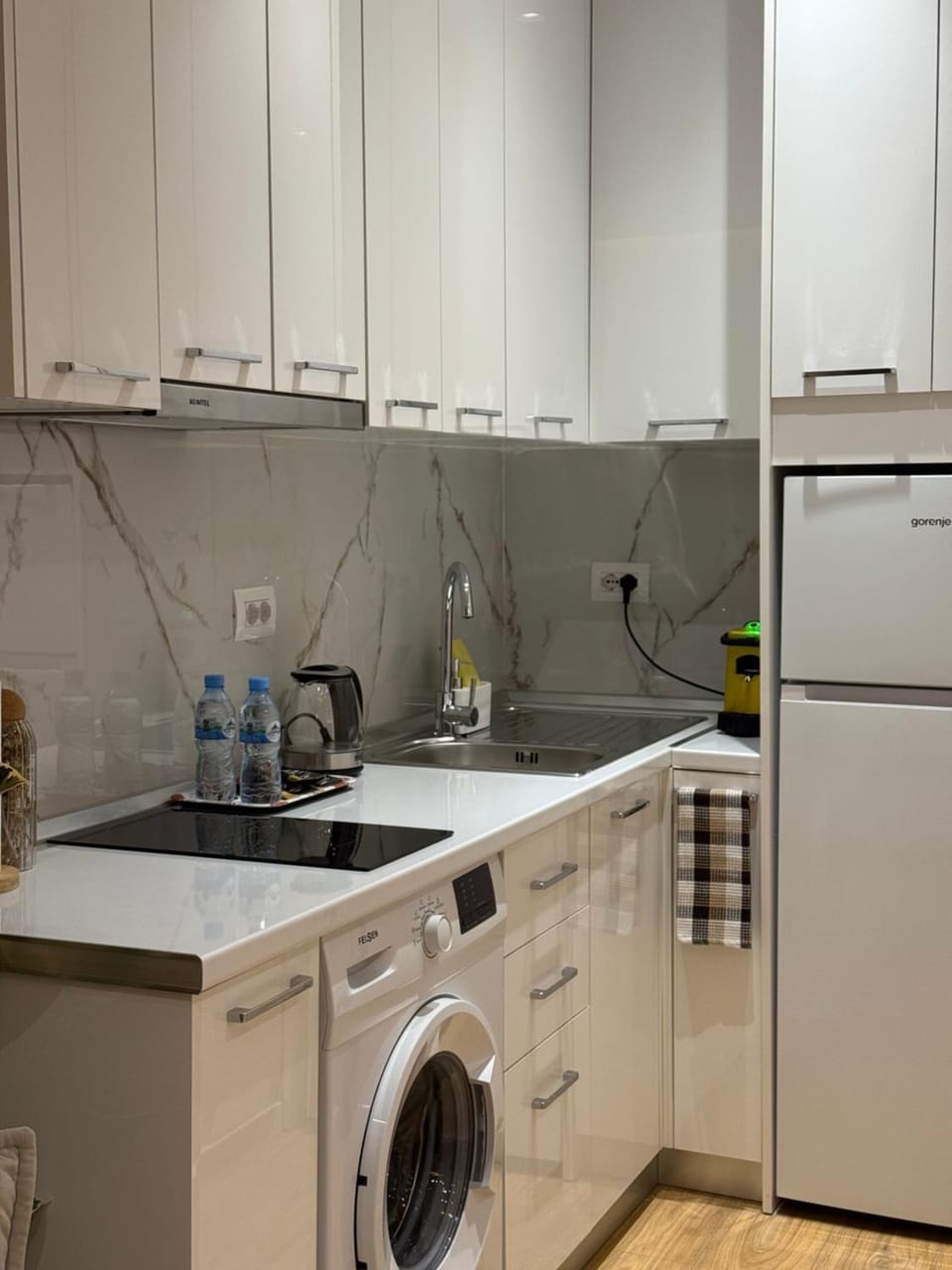 Kitchen or kitchenette, stove, washing machine