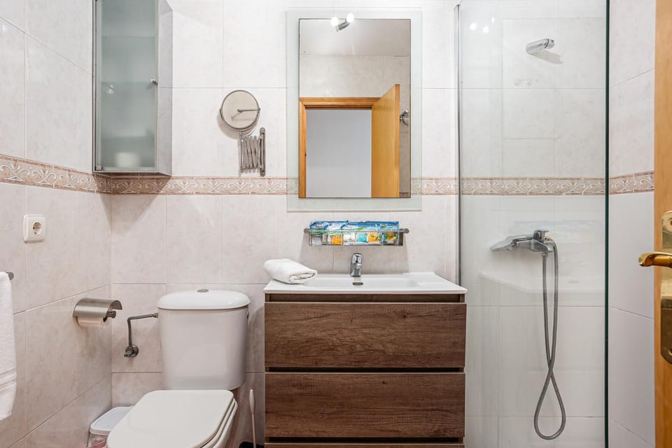 Shower, Toilet, Bathroom, towels