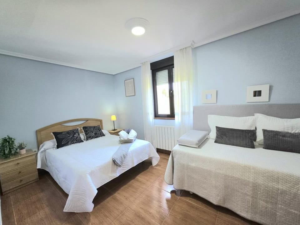 Photo of the whole room, Bedroom