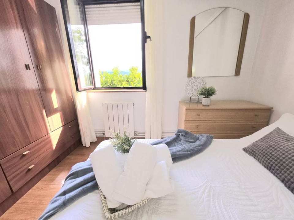 Photo of the whole room, Bedroom