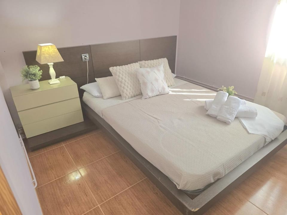 Photo of the whole room, Bedroom