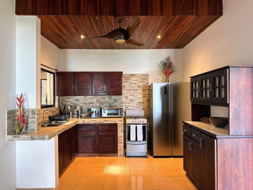 2 BD Villa with Sweeping Views of Manuel Antonio House in Quepos