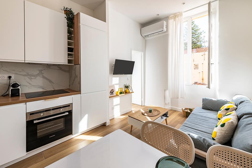 Communal lounge/ TV room, TV and multimedia, Kitchen or kitchenette, Living room, Seating area, Dining area, internet, oven, stove, air conditioner