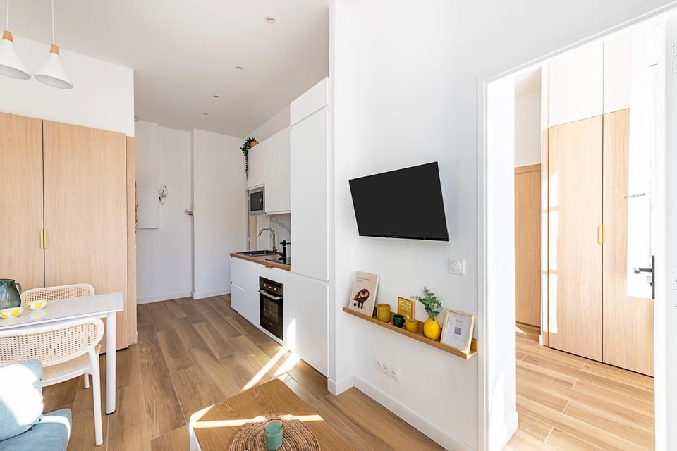 TV and multimedia, Kitchen or kitchenette, Food and drinks, Dining area, Food, minibar, oven, stove, wardrobe