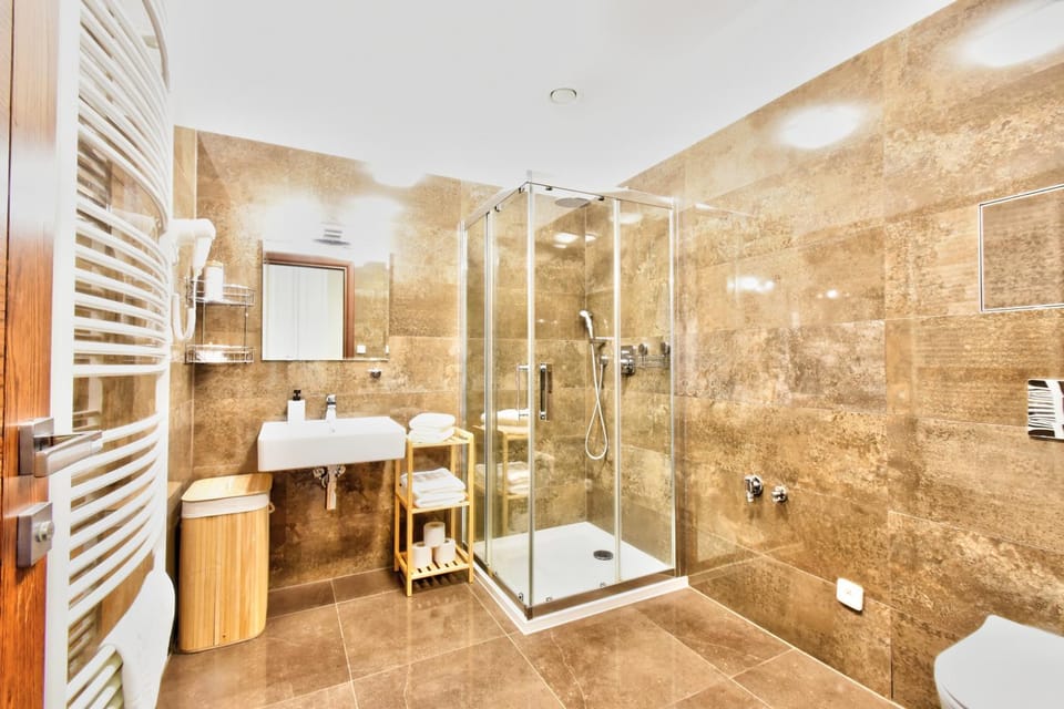 Shower, Toilet, Bathroom, towels