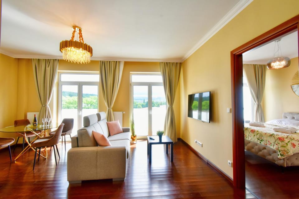 Bed, TV and multimedia, Living room, Photo of the whole room, Seating area, Bedroom