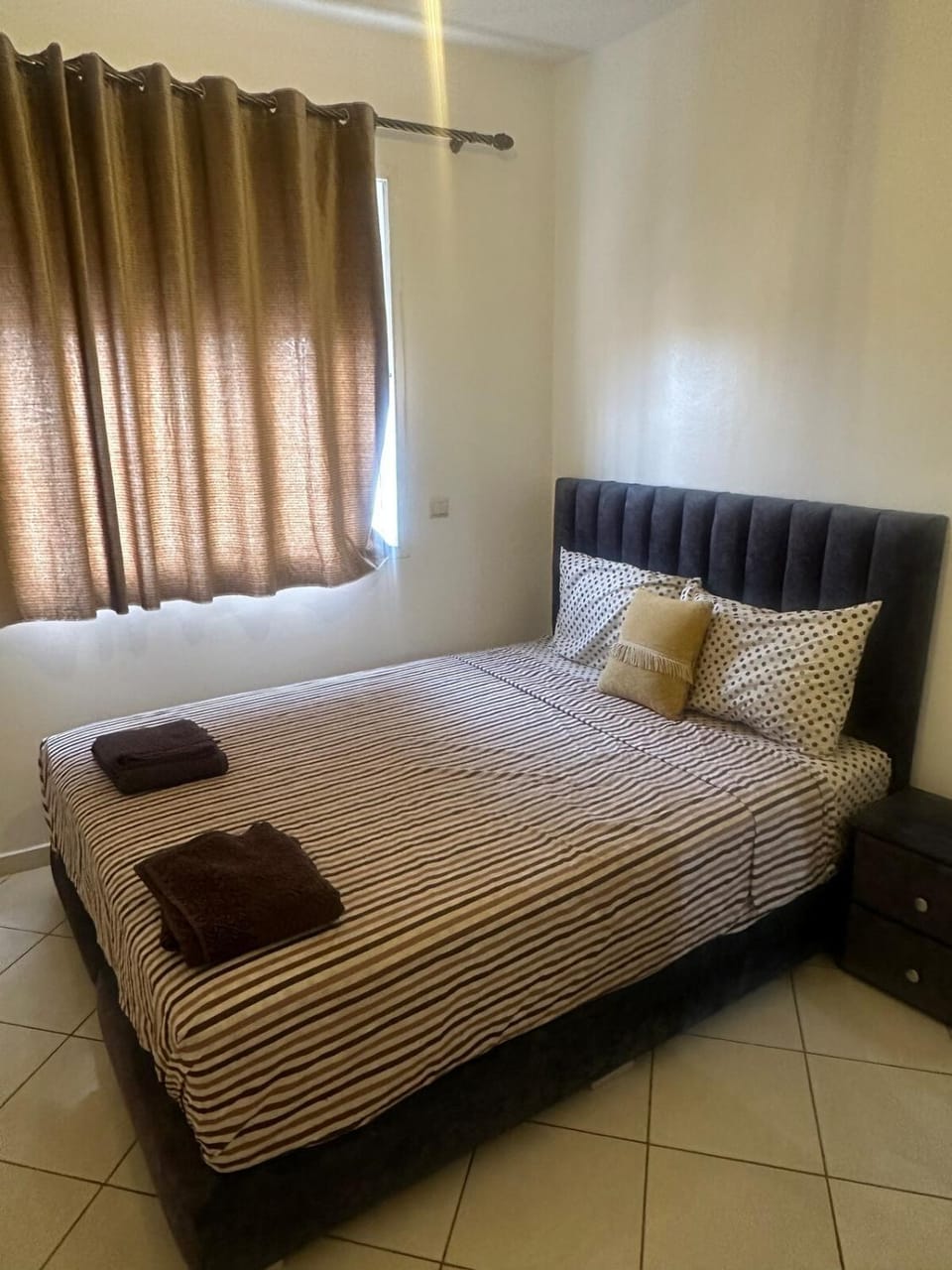 Bed, Bedroom, towels