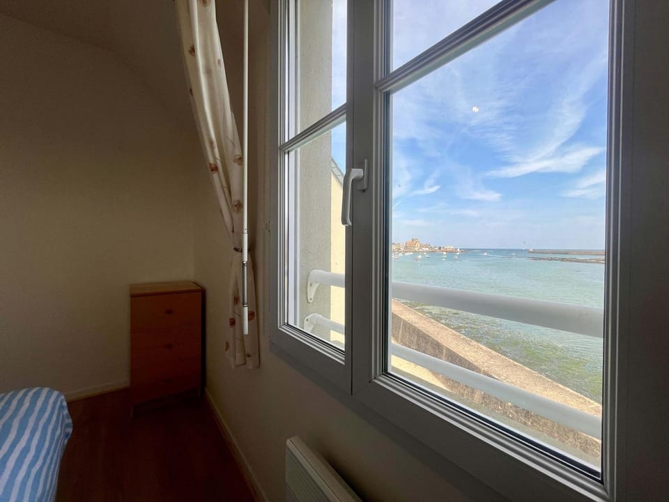 Les pieds dans l eau Home - Waterfront Stay House in Normandy