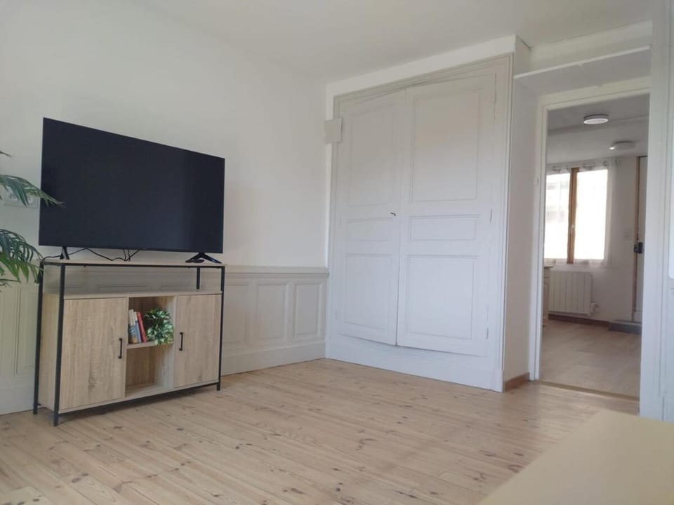 TV and multimedia, wardrobe