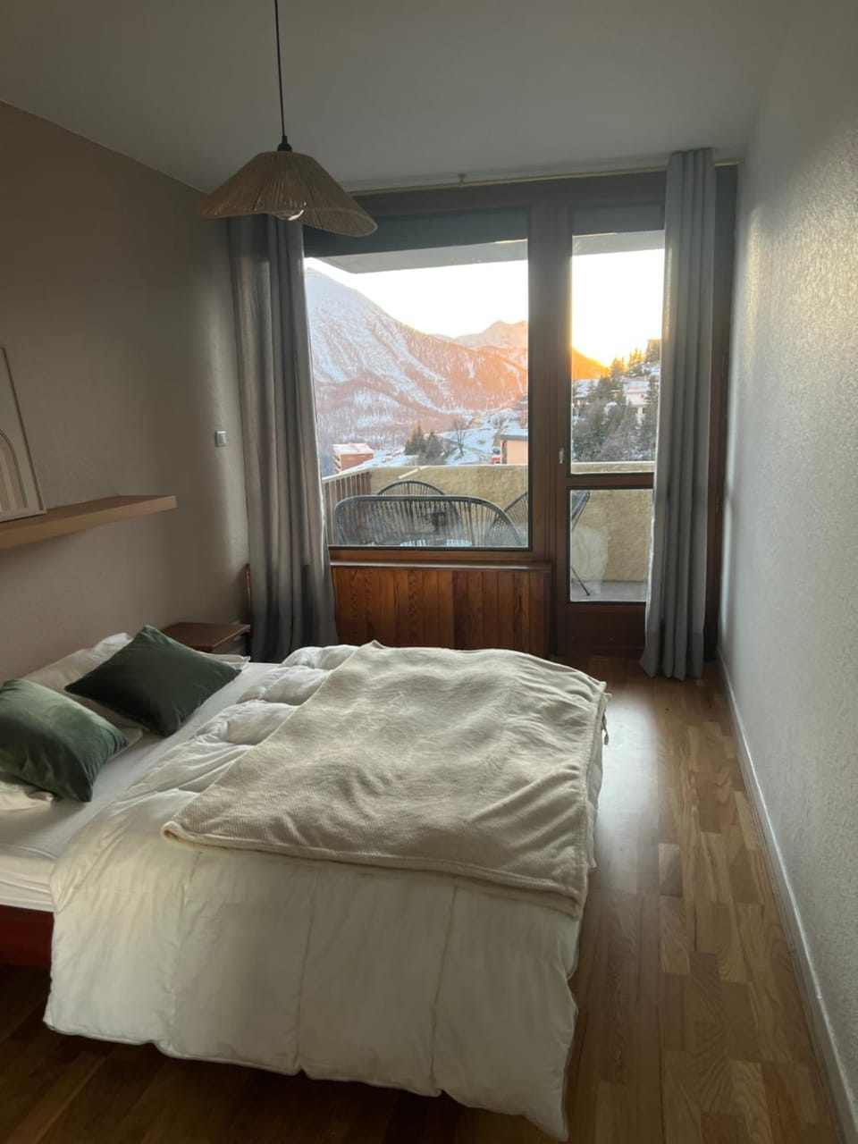 Bedroom, Mountain view